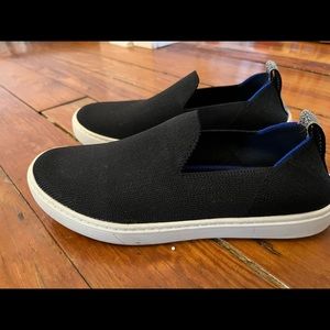 Girls black Rothy’s slip ons
